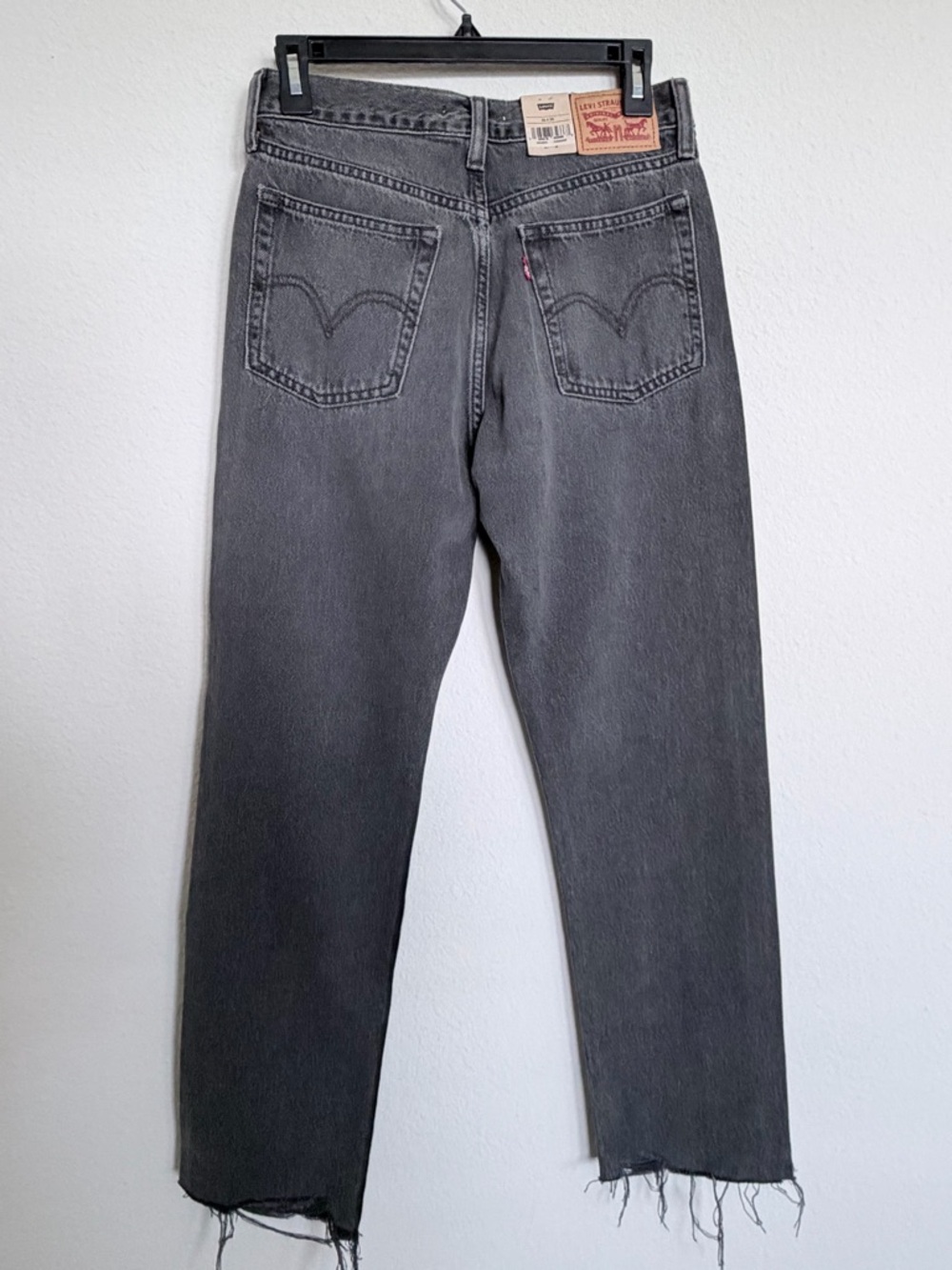 NWT Levi's Wedgie Straight Black Charcoal Distressed Denim Jeans Women's W26xL28 - Picture 3 of 9
